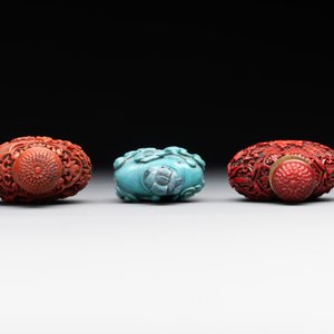 A Chinese carved turquoise snuff bottle and two red lacquer snuff bottles, Qianlong mark, 19/20th C. — foto 5