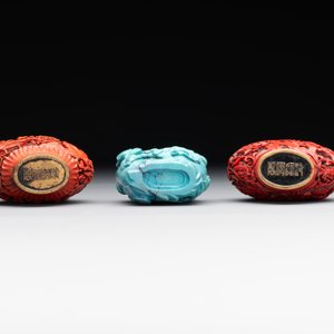 A Chinese carved turquoise snuff bottle and two red lacquer snuff bottles, Qianlong mark, 19/20th C. — foto 6