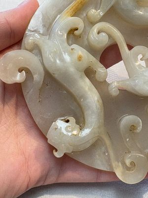 A Chinese carved white and russet jade bi-disc with chilong design, 19/20th C. — photo 2