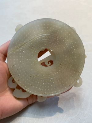 A Chinese carved white and russet jade bi-disc with chilong design, 19/20th C. — photo 5