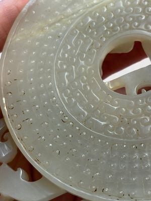 A Chinese carved white and russet jade bi-disc with chilong design, 19/20th C. — photo 6