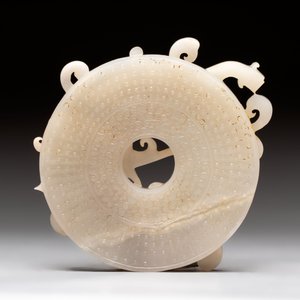 A Chinese carved white and russet jade bi-disc with chilong design, 19/20th C. — photo 2