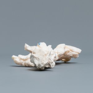 A Chinese carved white coral figure of a lady with fan, Republic — 照片 8