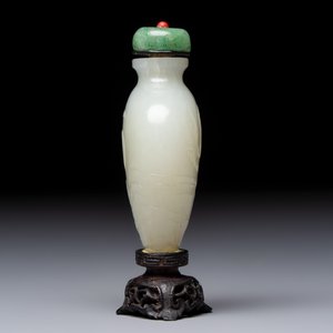 A Chinese carved white jade 'Geese' snuff bottle on a wooden stand — photo 4