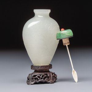 A Chinese carved white jade 'Geese' snuff bottle on a wooden stand — photo 5