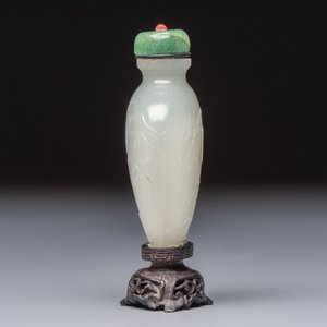 A Chinese carved white jade 'Geese' snuff bottle on a wooden stand — photo 2