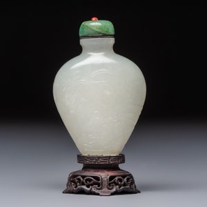 A Chinese carved white jade 'Geese' snuff bottle on a wooden stand — photo 3
