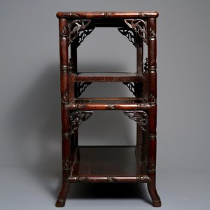 A Chinese carved wood display, 19/20th C. — photo 4