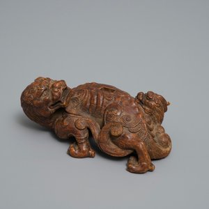A Chinese carved wood 'Qilin and cub' group, 19/20th C. — 照片 1