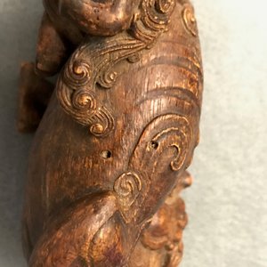 A Chinese carved wood 'Qilin and cub' group, 19/20th C. — 照片 17