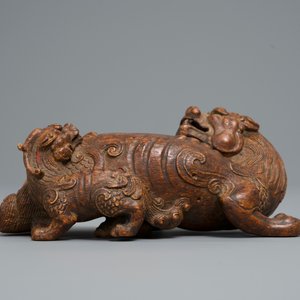 A Chinese carved wood 'Qilin and cub' group, 19/20th C. — 照片 4