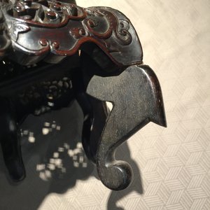 A Chinese carved wood stand with silver wire inlay, 19/20th C. — 照片 14
