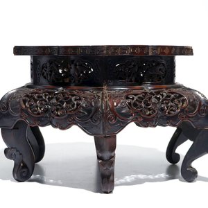 A Chinese carved wood stand with silver wire inlay, 19/20th C. — 照片 3
