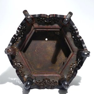 A Chinese carved wood stand with silver wire inlay, 19/20th C. — 照片 7