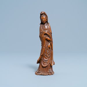 A Chinese carved wooden figure of Guanyin, 18/19th C. — 照片 1