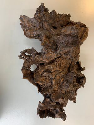 A Chinese carved wooden group and a natural root sculpture, 20th C. — photo 1