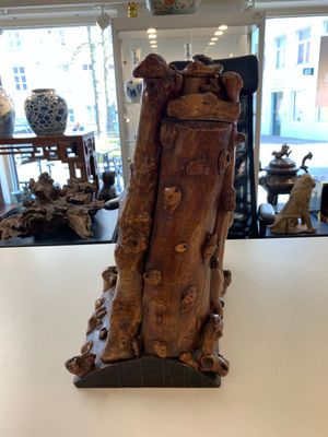 A Chinese carved wooden group and a natural root sculpture, 20th C. — photo 11
