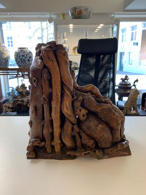 A Chinese carved wooden group and a natural root sculpture, 20th C. — photo 12