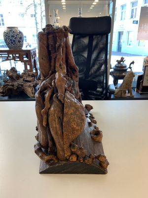 A Chinese carved wooden group and a natural root sculpture, 20th C. — photo 13