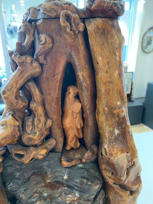 A Chinese carved wooden group and a natural root sculpture, 20th C. — photo 14
