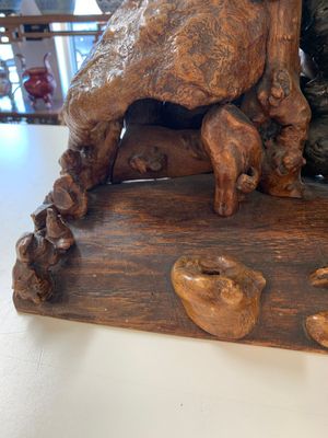 A Chinese carved wooden group and a natural root sculpture, 20th C. — photo 17
