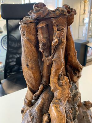 A Chinese carved wooden group and a natural root sculpture, 20th C. — photo 18