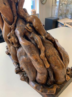 A Chinese carved wooden group and a natural root sculpture, 20th C. — photo 19