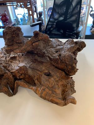 A Chinese carved wooden group and a natural root sculpture, 20th C. — photo 7