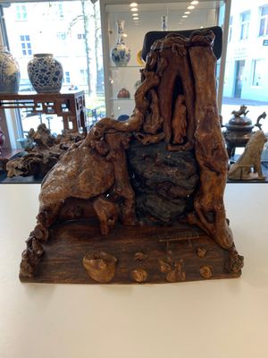 A Chinese carved wooden group and a natural root sculpture, 20th C. — photo 10