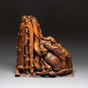 A Chinese carved wooden group and a natural root sculpture, 20th C. — photo 4