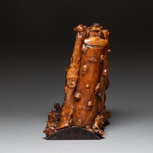 A Chinese carved wooden group and a natural root sculpture, 20th C. — photo 5