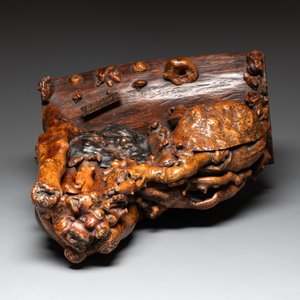 A Chinese carved wooden group and a natural root sculpture, 20th C. — photo 6