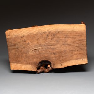 A Chinese carved wooden group and a natural root sculpture, 20th C. — photo 7