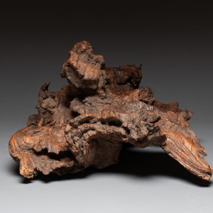 A Chinese carved wooden group and a natural root sculpture, 20th C. — photo 9
