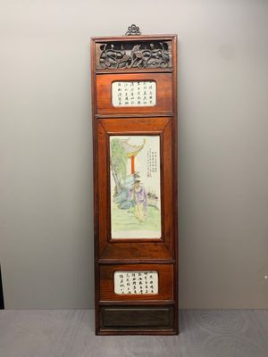 A Chinese carved wooden panel with famille rose plaques in the style of Wang Qi 王琦, dated 1932 — foto 1