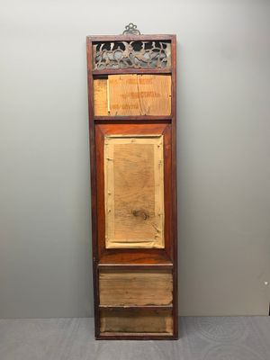 A Chinese carved wooden panel with famille rose plaques in the style of Wang Qi 王琦, dated 1932 — foto 2