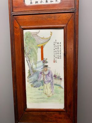 A Chinese carved wooden panel with famille rose plaques in the style of Wang Qi 王琦, dated 1932 — foto 3