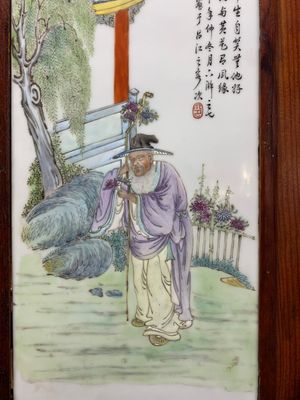 A Chinese carved wooden panel with famille rose plaques in the style of Wang Qi 王琦, dated 1932 — foto 4