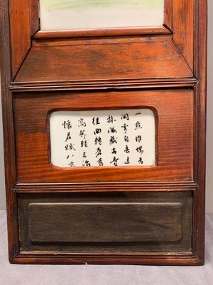 A Chinese carved wooden panel with famille rose plaques in the style of Wang Qi 王琦, dated 1932 — foto 5