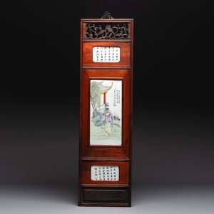 A Chinese carved wooden panel with famille rose plaques in the style of Wang Qi 王琦, dated 1932 — foto 1