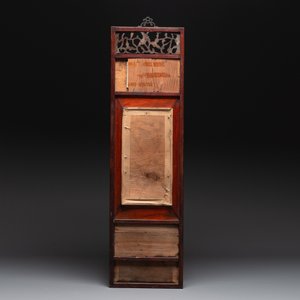 A Chinese carved wooden panel with famille rose plaques in the style of Wang Qi 王琦, dated 1932 — foto 2