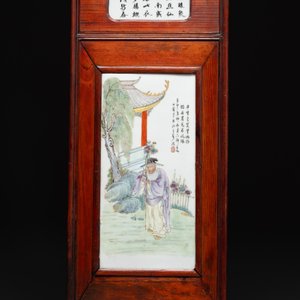 A Chinese carved wooden panel with famille rose plaques in the style of Wang Qi 王琦, dated 1932 — foto 3