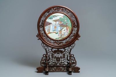 A Chinese carved wooden screen with a famille rose plaque, 19/20th C.