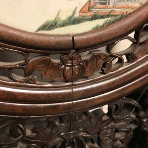 A Chinese carved wooden screen with a famille rose plaque, 19/20th C. — 照片 12