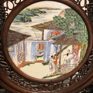 A Chinese carved wooden screen with a famille rose plaque, 19/20th C. — 照片 8