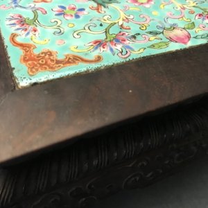 A Chinese carved wooden stand with famille rose plaque, 19th C. — 照片 16