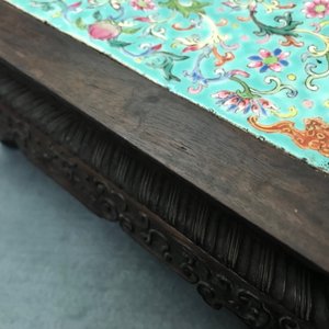 A Chinese carved wooden stand with famille rose plaque, 19th C. — 照片 17