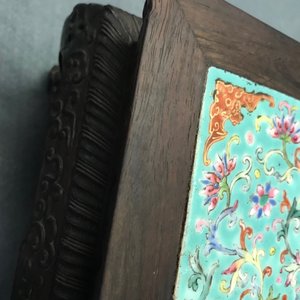 A Chinese carved wooden stand with famille rose plaque, 19th C. — 照片 18