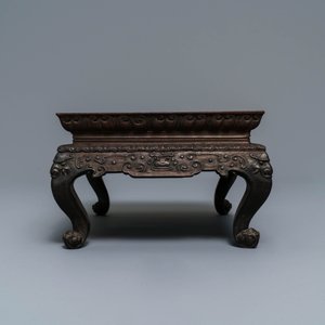 A Chinese carved wooden stand with famille rose plaque, 19th C. — 照片 3