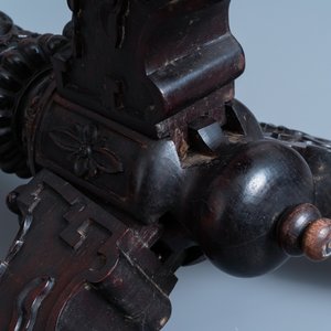 A Chinese carved wooden table with a large Canton famille verte plaque, 19th C. — photo 12